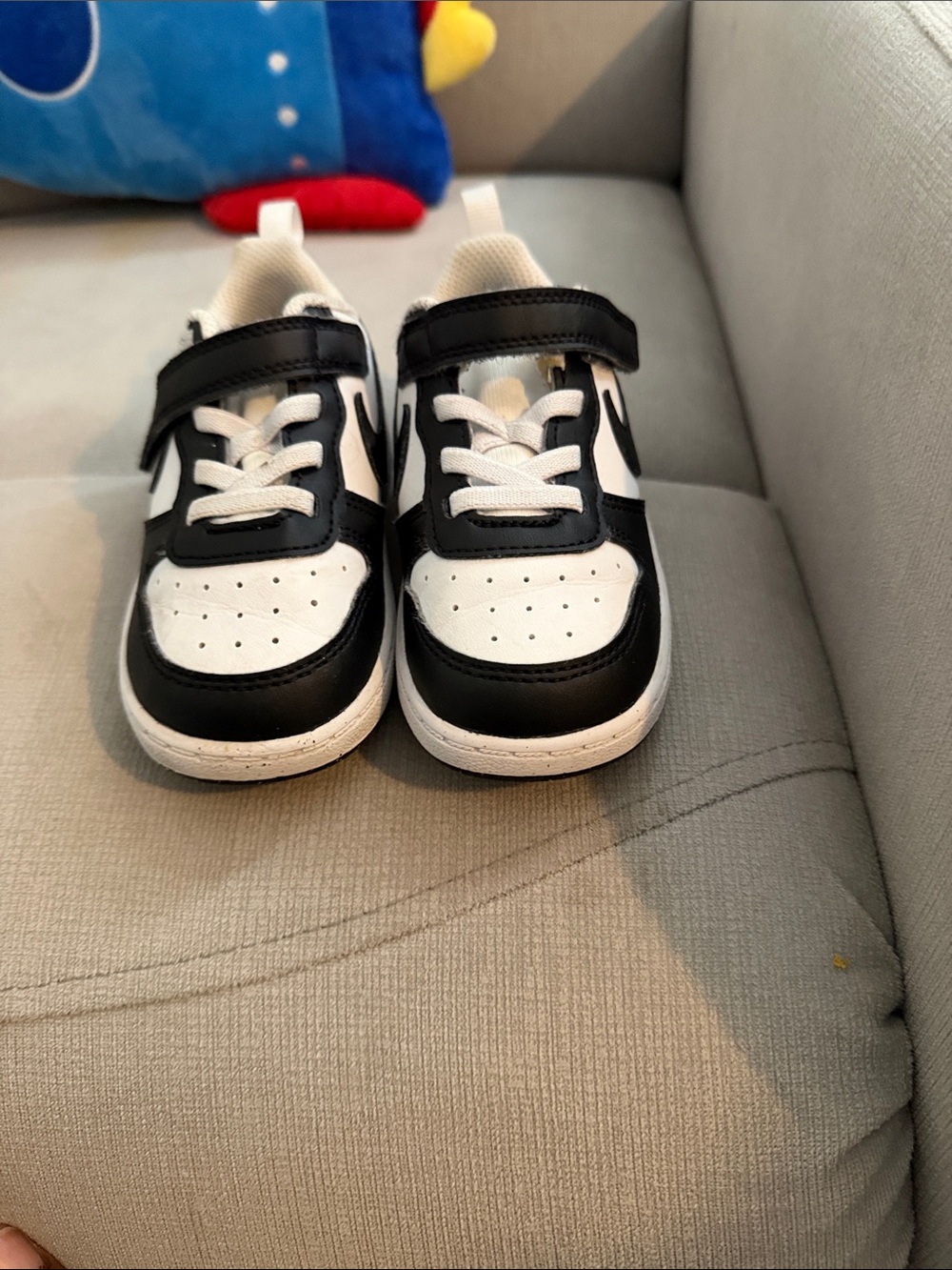 Nike Kids Black and White Low-Top Sneaker with Hook-and-Loop Strap - Picture 2 of 3